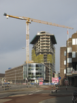 907823 Gezicht op de bouw van het nieuwbouwcomplex Noorderlicht tussen de Oudenoord (links) en de Westerdijk te ...